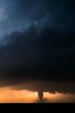 disminucion:  Backlit tornado near Rozel,