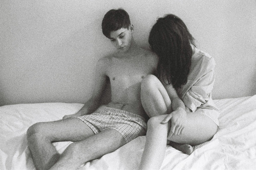 awdray:  foxmouth:  Ellen Rowles  THE WAY HE LOOKS AT HER DFGFDKJN