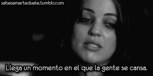 victimas-de-mentes-suicidas:  Se cansa del dolorSe cansa de disimular Se cansa de decir estoy bienSe cansa de todo