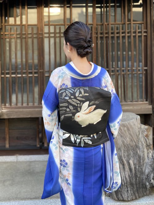 “Jûgoya” outfit worn by @usako_kimono, featuring an autumn plants kimono (with clovers and pinks) pa