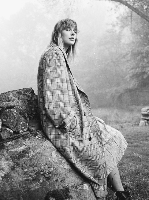 emmaduerrewatson:TAYLOR SWIFT photographed by Beth Garrabrant for “folklore” Album Photo