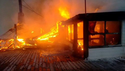 VORAZ. Las llamas consumen hasta dejar en nada la confitería del centro de esquí La Hoya, de Esquel.