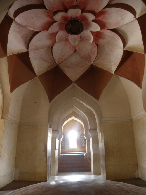 jeroenapers:  Lotus plafond in het  Indiase  Tanjore paleis Aranmanai.   