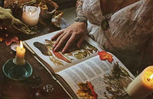 witchyautumns:     Autumn witch aesthetics         by peachy
