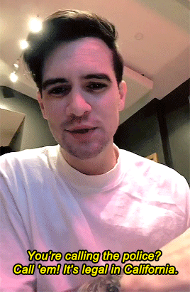 patdsnaps:Brendon Urie reading the chat comments and failing to get the reference.He’s so pure, plea
