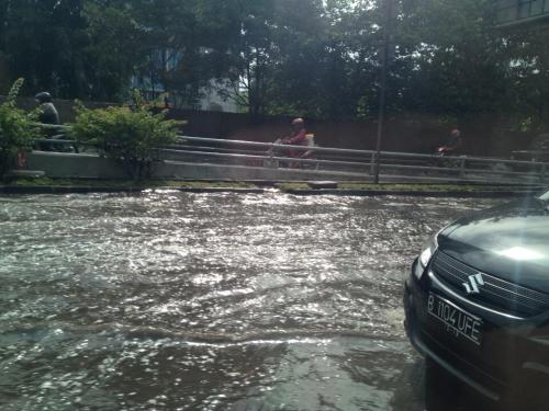 Ok.. Just another day @Jakarta, Indonesia. ლ(o◡oლ) Water and traffic everywhere!!!! ლ(ಠ益ಠლ)
