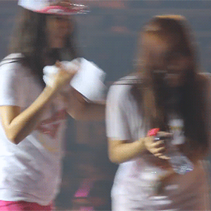 panda-yul:   ✩ yulti’s waterfight (cr. wing) (favorite yuri fancam for anonymous)  