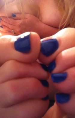 kissabletoes:  Who wants to play? 💙💋