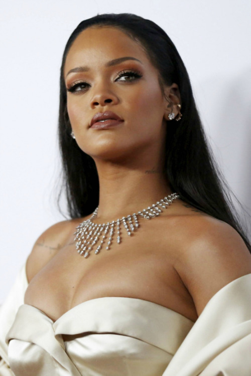 sleep-less-i-n-s-o-m-n-i-a-c:  rihannasbabydaddy:  Rihanna’s ANTI is #1 and platinum,