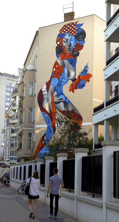 crossconnectmag:  Oversized Wall Murals by Tristan Eaton  Born in Los Angeles in 1978, Tristan Eaton began pursuing street art as a teenager, painting everything from walls to billboards in the urban landscape wherever he lived, including London, Detroit