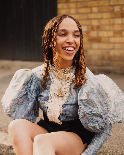 fkatwigs-fashionstyle: fkatwigs: “opals, toofy pegs, ringlets, pavements.”