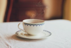 monamut:  -   قهوة أمي المُرة وحديثُها العذب ، أجمل بكثير من أنتظار غائب لن يعود.  #المُنى.