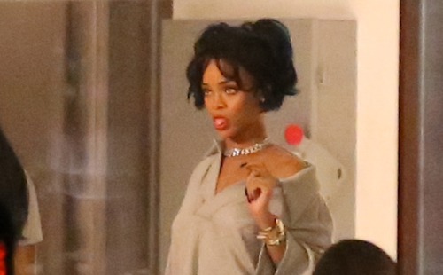 robyncandids: Rihanna on set of a photoshoot in Los Angeles (Aug. 28)