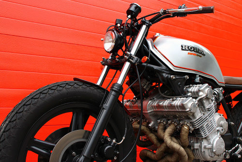 racecafe:  bat-astaroth:  CUSTOM BUILD TAMARAC MOTORCYCLES! SICK EXHAUSTION PIEPES!   See. Be. X.