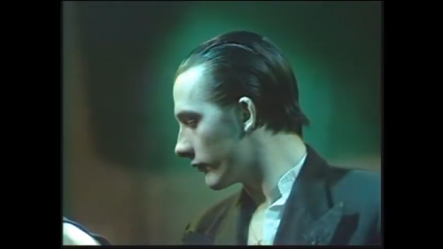dykevanian:I’m in love with the side of Dave Vanian’s face.