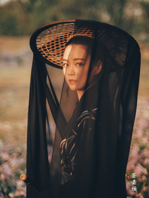 fuckyeahchinesefashion:苍云垣*西风过 by 疯子 chinese hanfu