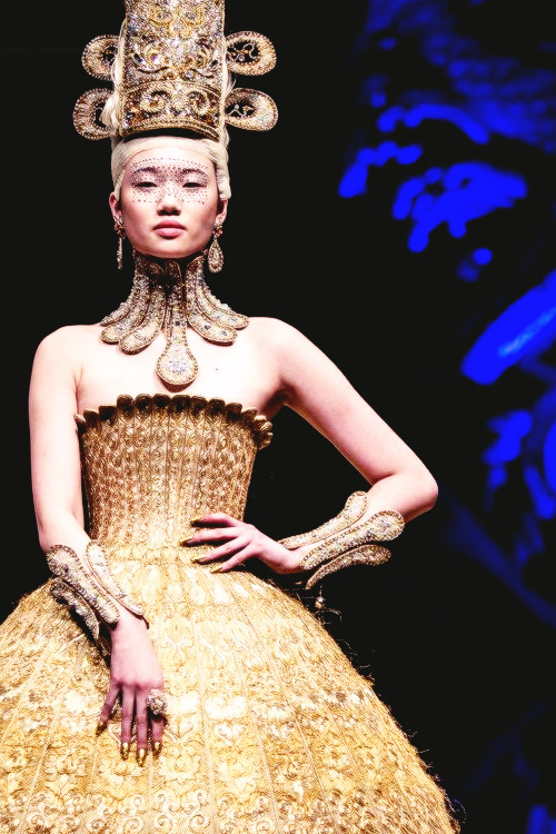 crushalltheraspberries:24/ ∞ eternally fabulous fashions! Guo Pei “Legend of the Dragon”