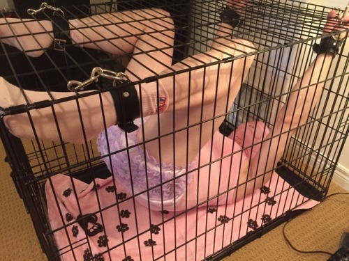 dl-jens:  chastity-queen:TIME OUT for a wet 💦 sissy baby. Erziehung im Windelstudio