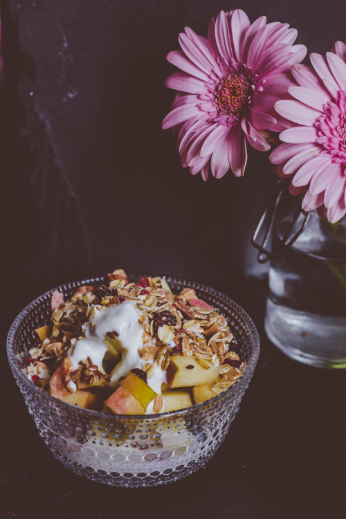 Enjoyed this a little bit messy but nevertheless pretty and yummy vegan granola-fruit breakfast bowl