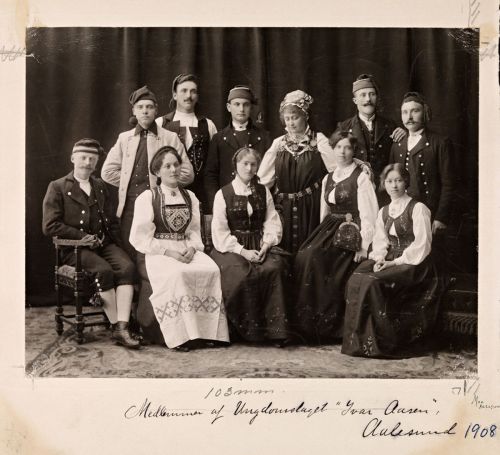 vintagenorway: Members of the “Ivar Aasen” Youth Group, Ålesund 1908Hulda Garborg stands in the midd