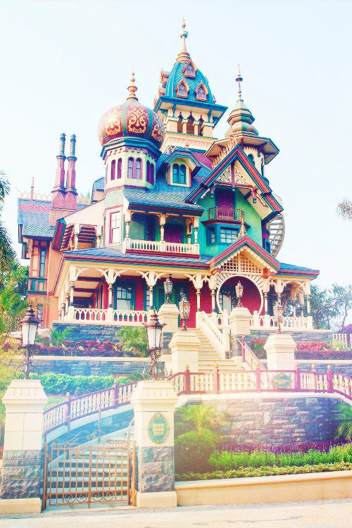 mickeyandcompany:  Haunted Mansion phone backgrounds. Feel free to use it. 