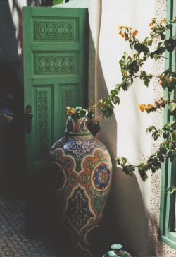 iaa9093:  floralls:  marrakech, morocco (by anne mumford)  أحب بعض الطرازات المغربية 😍❤❤ فن آسر