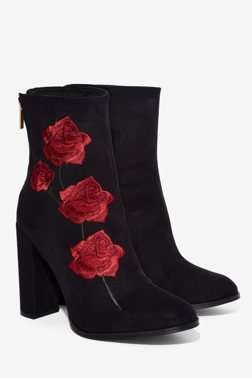 de4dgal:embroidered roses on suede boots