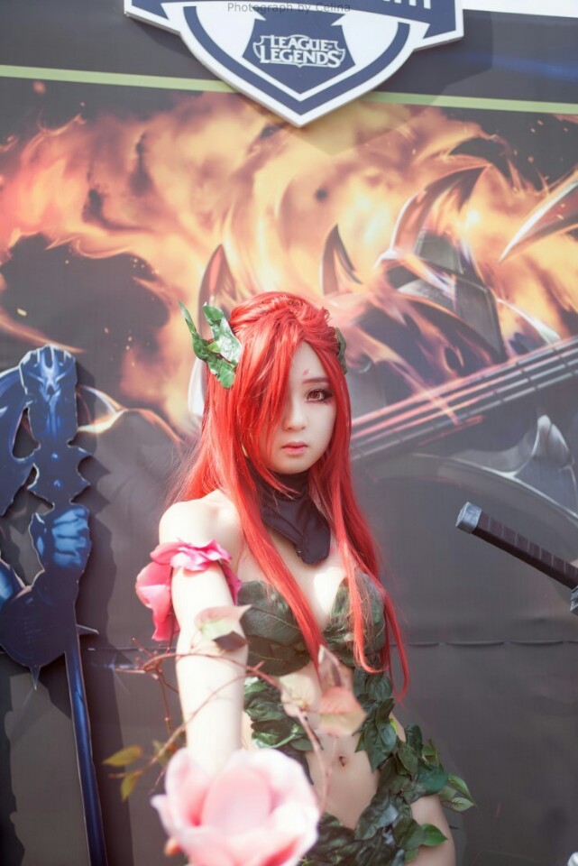 league-of-legends-sexy-girls:  Zyra Cosplay