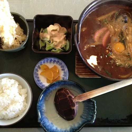 愛知県に来たので味噌煮込みうどんを食べてみた。麺は柔らかめで。名古屋の人にとって、柔らか麺は外道らしい。 (手打うどん 秀)