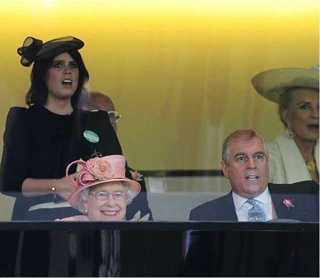 kurloser:  roaminromans:  MY FAVOURITE PICTURE OF THE QUEEN   EVERYBODY ELSE IS