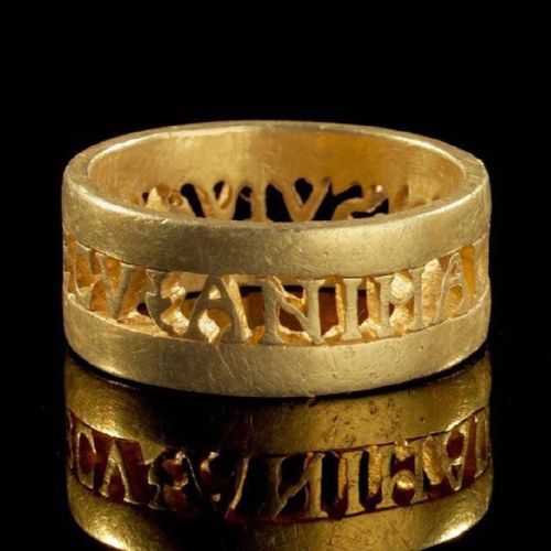 thepracticalgemologist: Gold ring with inscription in openwork ANIMA DVLCIS VIVAS MECV (May you live