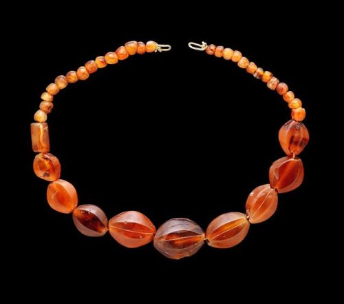via-appia:Carnelian necklace from Rhodes, 1600 - 1100 BC