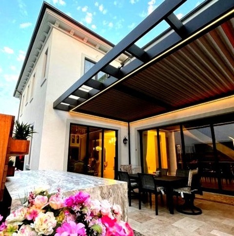 Orange County Outdoor Kitchen Patio Kitchen - Large Contemporary Courtyard Tile Patio Kitchen Idea With
