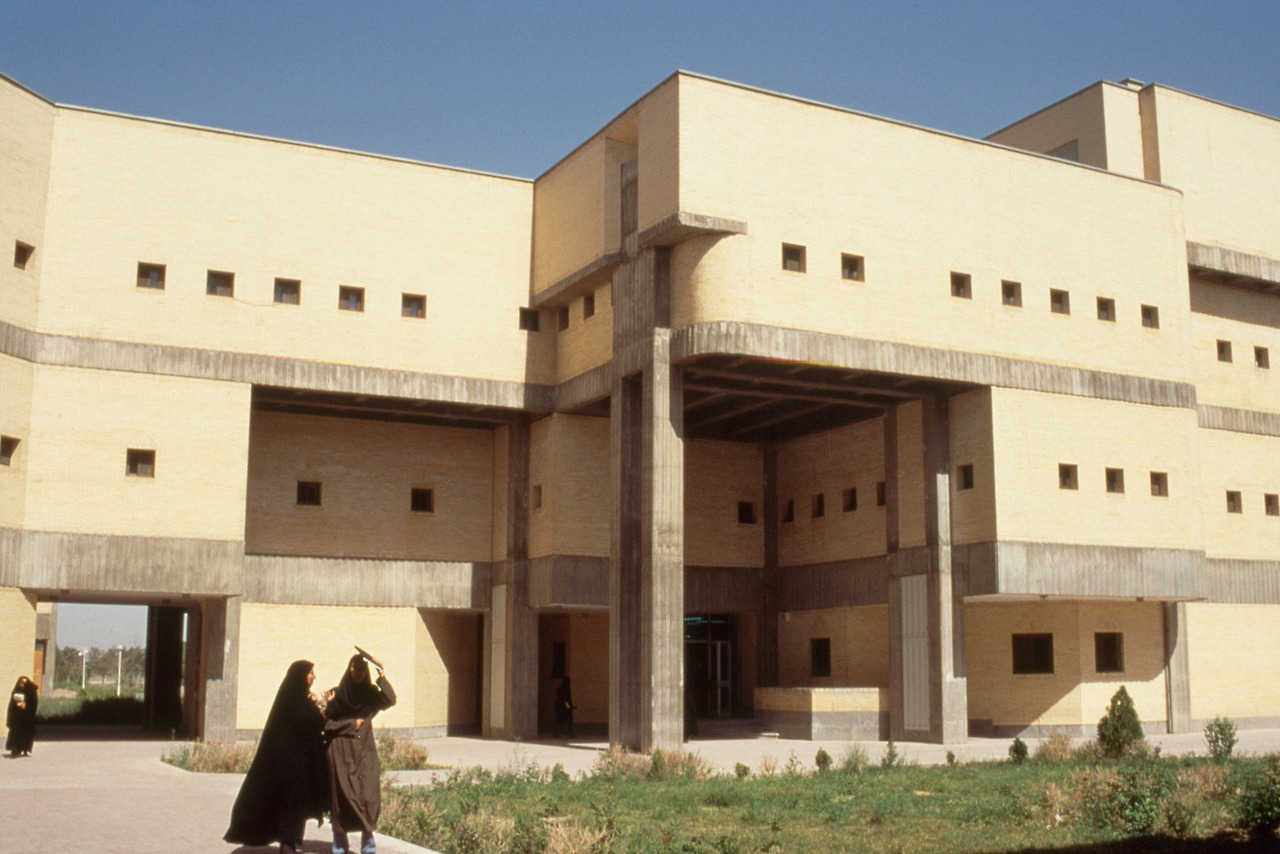 sosbrutalism: To deal with the Iranian desert heat, this university took cues from