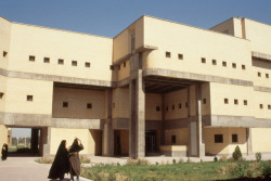 sosbrutalism: To deal with the Iranian desert heat, this university took cues from historic local structures: Bonyan Consulting: University of Kerman (today: Shahid Bahonar University of Kerman), Kerman, Iran, 1972–1985 Photos: © MIT Libraries, Aga