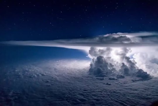 tranceberry:Time lapse of a thunderstorm captured from an airliner from 12,000m (40,000ft)