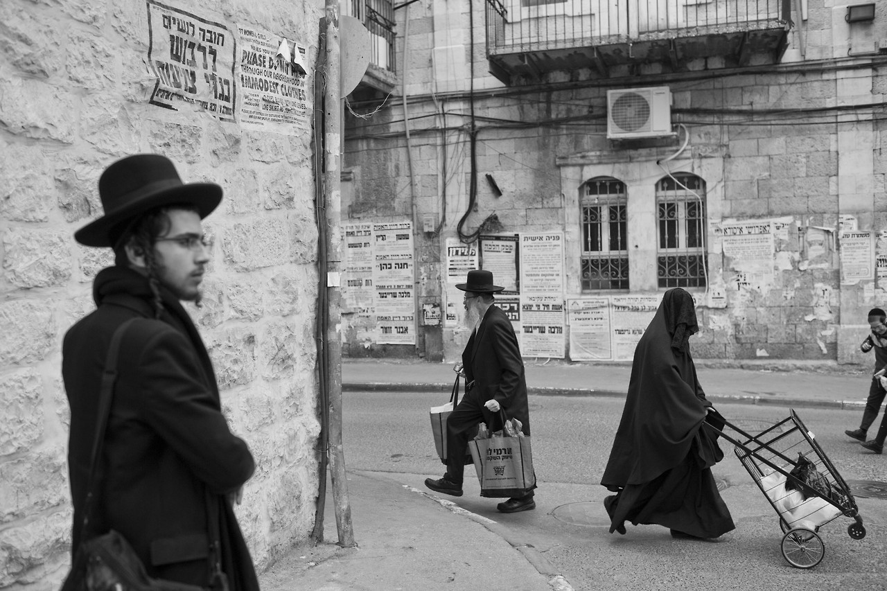 Mujeres judías ultraortodoxas haredim (temerosos de Dios) ataviadas con el “frumka” (similar al burka) en el barrio de Mea Shearim en Jerusalén (Israel). Las mujeres haredim lucen este tipo de prendas en lugares públicos como muestra de modestia. A...