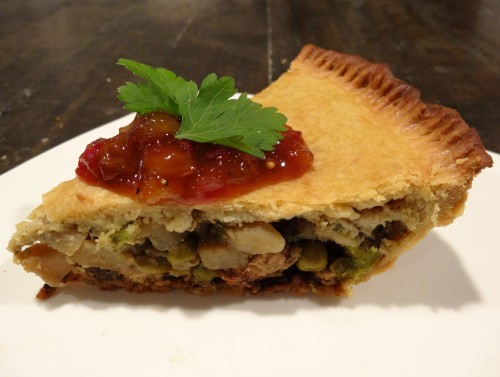 vegan chick’n pot pie with apricot, date, and raisin chutneyrecipe under the cut!makes one 9″ pieING