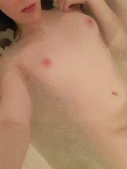 lil-uni:  Some bath tub and sports bra pictures