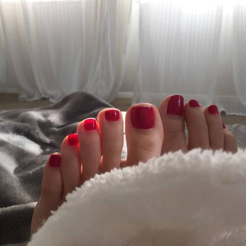 stellaliberty: Catching up on last minute rest before Vegas tomorrow!! #avn #toes #feetgirl #redtoes
