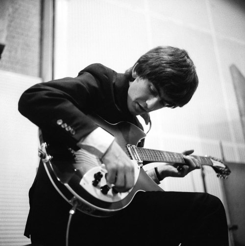 George Harrison with his Rickenbacker during the recording of A Hard Day’s Night (25 Feb. 1964)Timot