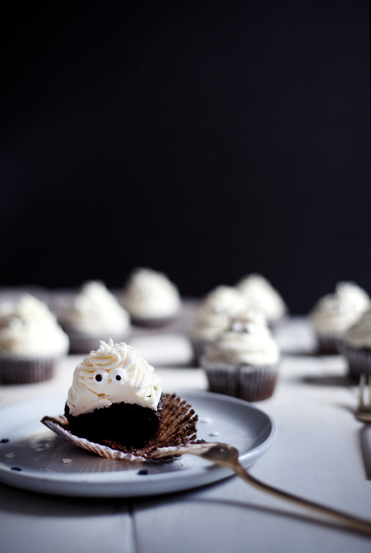 ugly–cupcakes:   CHOCOLATE HALLOWEEN MUMMY CUPCAKES   