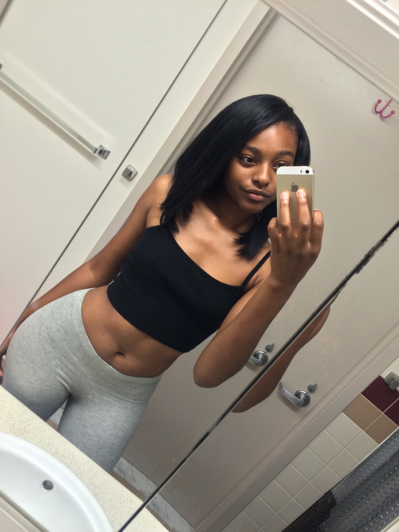thissbrowngrl:  thekingrontie:  Still learning how to take mirror pics lol  Hair