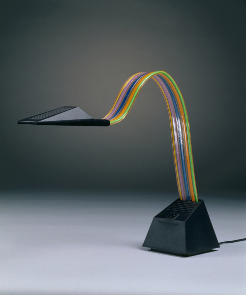 Alberto Fraser, table lamp Nastro, 1984/85. Photo: Anna C. Wagner. Museum of Applied Arts, Cologne. 