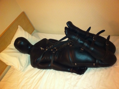 latexbimbo:  maskedwomen:  http://adult.contents.fc2.com/article_search.php?id=86602   Vacuum packed cunt