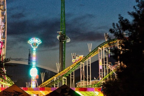 Getting high .⬆️...........................#getting #high #rollercoaster #lights #sunset #picoftheda