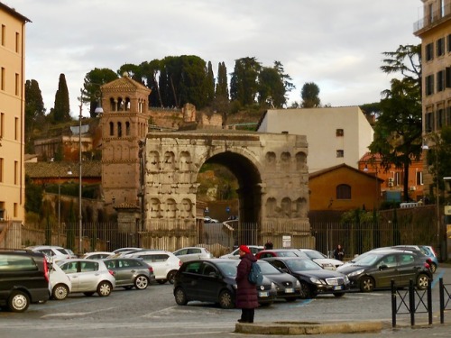 Forum Boarium (oggi un parcheggio), Arco di Giano con colle Palatino alle spalle, Roma, 2019.I recen