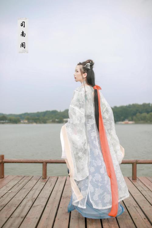 Traditional Chinese hanfu by 司南阁