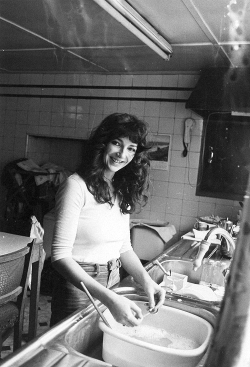 our-young-cathy-bush:  Kate Bush washing the dishes, 1978. 