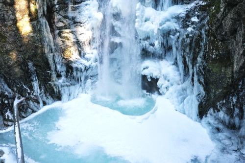 salomealexa:We caught this waterfall while it was still icy! The rain returned this week. It was an 